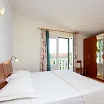 Apartment 3-bedroom Nada In Orebic