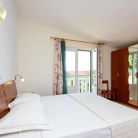 Apartment 3-bedroom Nada In Orebic